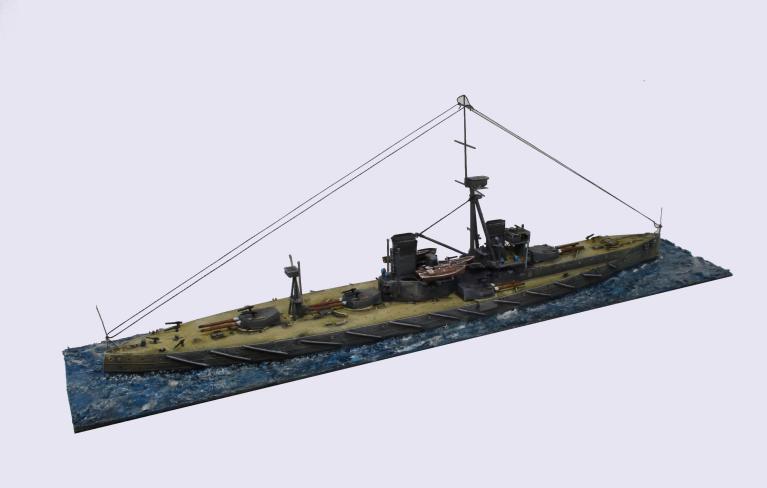 HMS Dreadnought (1/700)